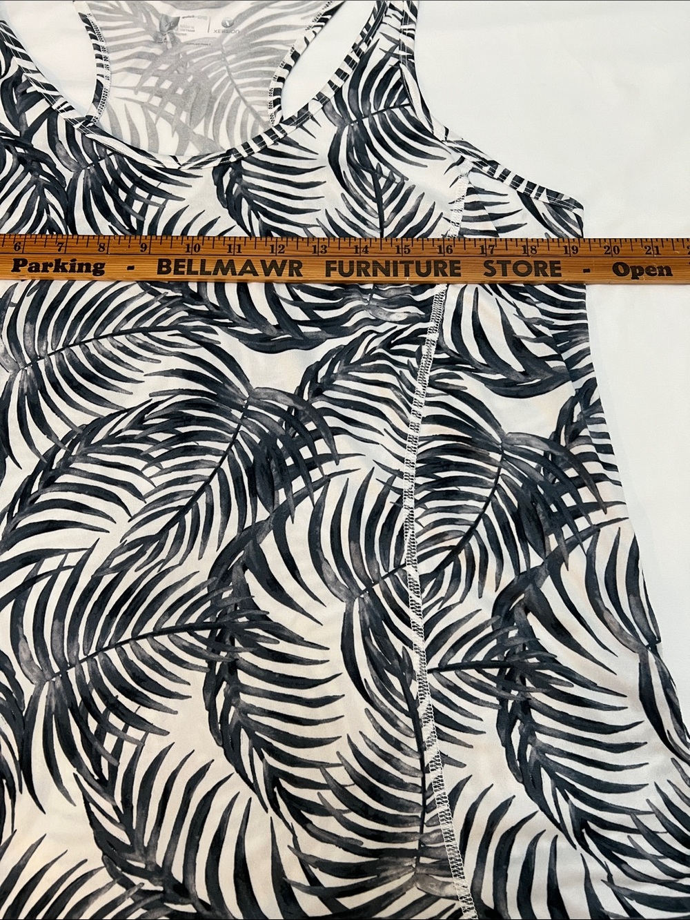 Xersion Black & White Palm-Leaf Racerback Tank SZ XL Drawstring Sides Quick Dry - Picture 6 of 7